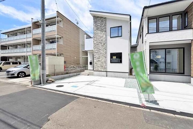 幼稚園や学校、スーパーも徒歩8分内！働くママ・パパに嬉しい立地！現地（2026年7月）撮影