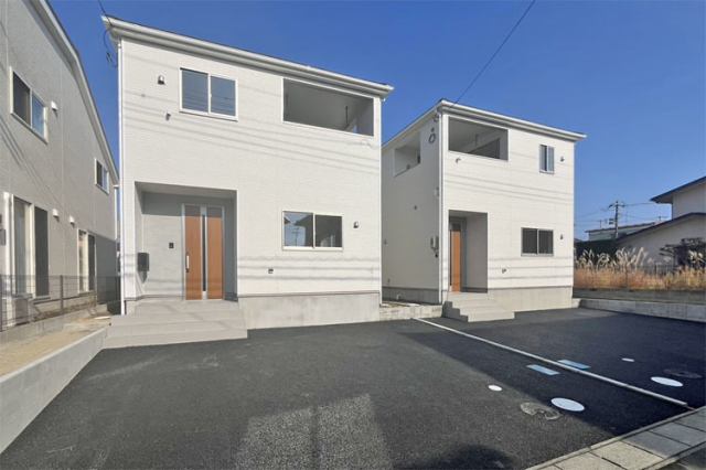 コンビニ、スーパー、ドラッグストアなどのお買い物施設が充実現地（2025年11月）撮影