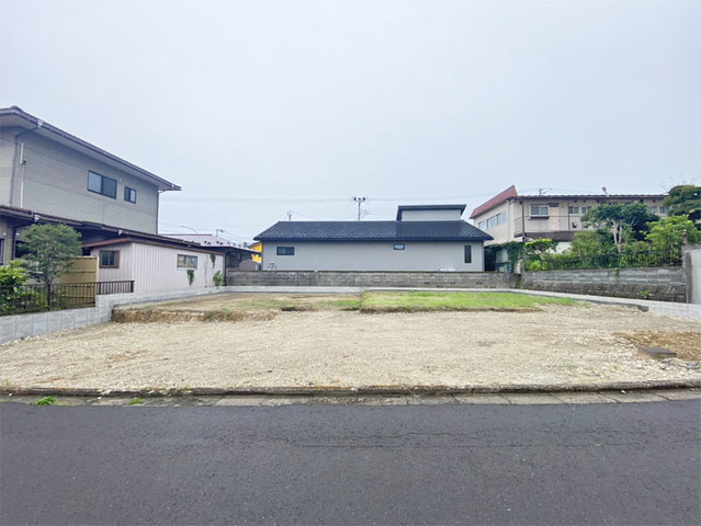 スーパーやドラッグストアが近くお買い物も安心♪現地（2026年8月）撮影