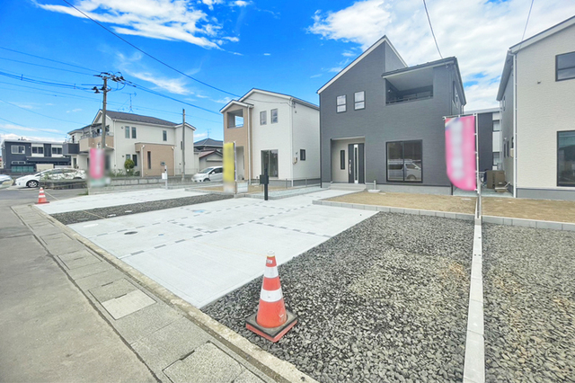前面道8.8ｍと駐車がしやすい嬉しいゆとり！現地（2026年7月）撮影