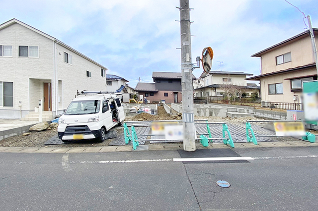 駐車並列2台OK！前面道も9ｍと駐車もラクラク♪現地（2026年2月）撮影