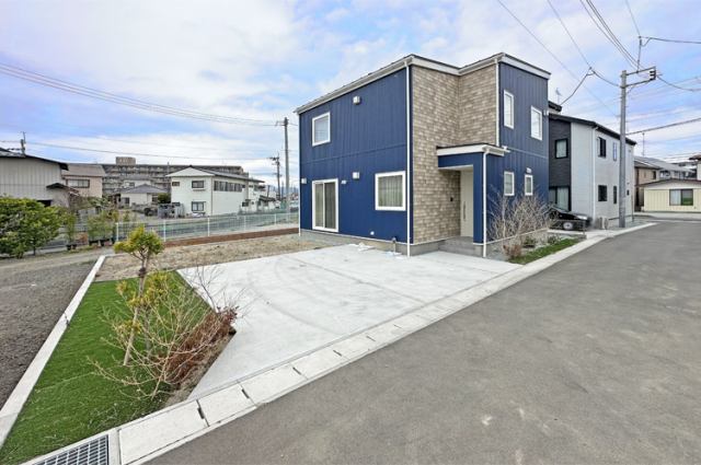 2階ホールにはワークスペースに使えるカウンター有！現地（2024年4月）撮影