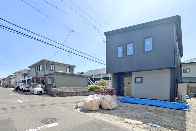 通学も安心な小学校まで徒歩6分！近隣バス停まで徒歩2分♪現地（2026年4月）撮影