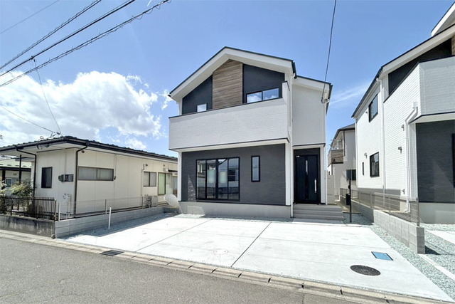 来客時にも便利な最大並列駐車3台OK♪バス停も近くて通勤通学に便利！現地（2026年4月）撮影