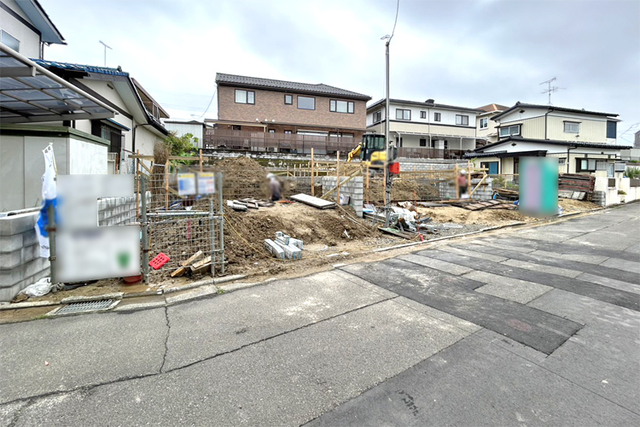 （現地外観）前面道路広く開放的！