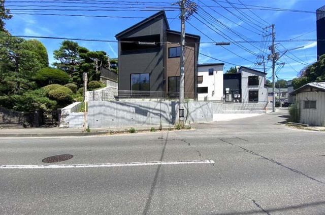 主寝室から続く南向きバルコニー！毎日の洗濯物もスッキリ乾きます！現地（2025年7月）撮影