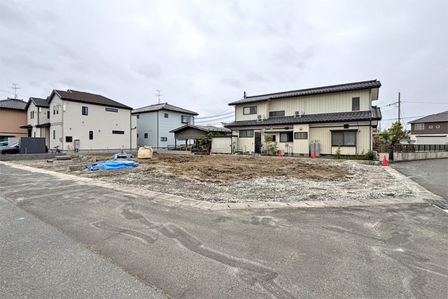 （現地写真）前面道路広く開放的な角地！