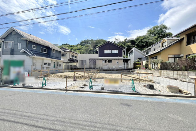 ご夫婦でのお車所有も可能な並列駐車2台！前面道路6m以上で駐車も楽々♪現地（2026年8月）撮影