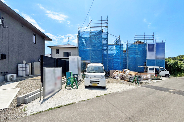 駐車並列2台OK♪ご夫婦それぞれでお車所持が叶います！現地（2026年7月）撮影