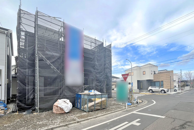 お車好きにも嬉しい並列駐車3台以上可能防犯カメラ標準装備現地（2026年2月）撮影