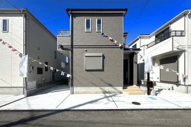 家族が集まるリビングも陽当たり良好！現地（2025年10月）撮影