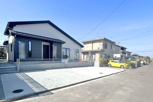 75坪越えの敷地を贅沢に活用した平屋建て！並列駐車3台以上可能♪現地（2026年4月）撮影