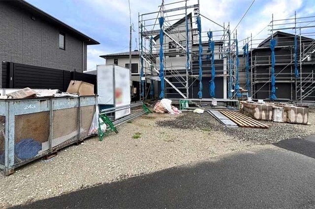 駐車並列2台OK♪ご夫婦それぞれでお車所持が叶います！現地（2026年9月）撮影