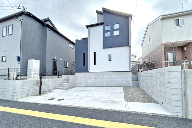 並列駐車2台＋お庭！陽当たり通風良好な全面棟無し♪現地（2026年3月）撮影