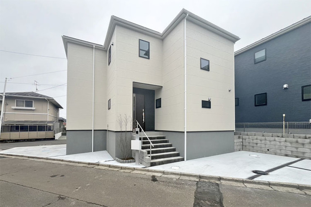 陽当たり通風良好な角地住宅♪お車好きにも嬉しい駐車最大3台以上OK！現地（2026年2月）撮影