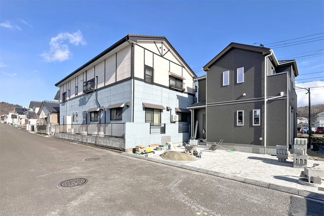 ゆったりと並列で駐車2台可能♪居室も全室6帖以上と開放的な造り！現地（2026年1月）撮影