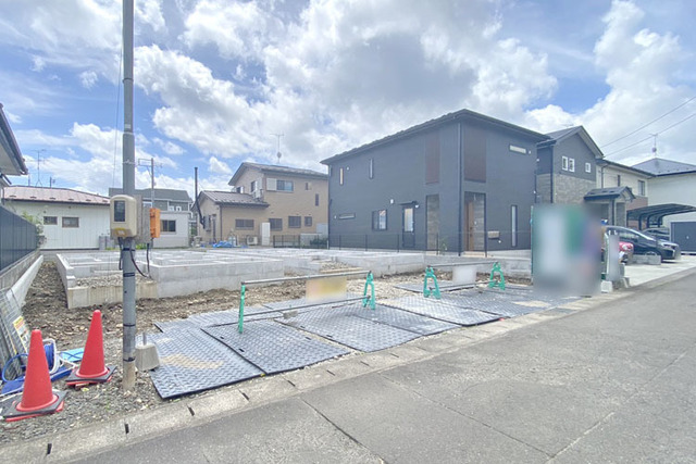 ゆったり並列駐車2台OK♪プライバシーを守れる裏庭付き！現地（2026年8月）撮影