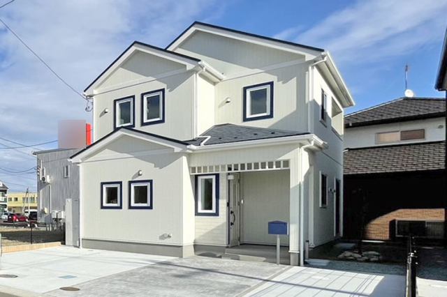 白に爽やかな青が映えるオシャレな外観♪お出かけも便利なバイパス近郊！現地（2023年11月）撮影