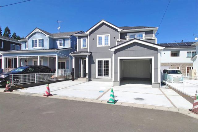 こだわりのある内外観♪駐車3台可能でお車所持の来客も安心！現地（2024年4月）撮影