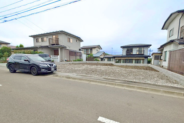 歩行時にも安心の前面道路に歩道が整備済み♪近隣バス停まで徒歩5分！現地（2026年7月）撮影