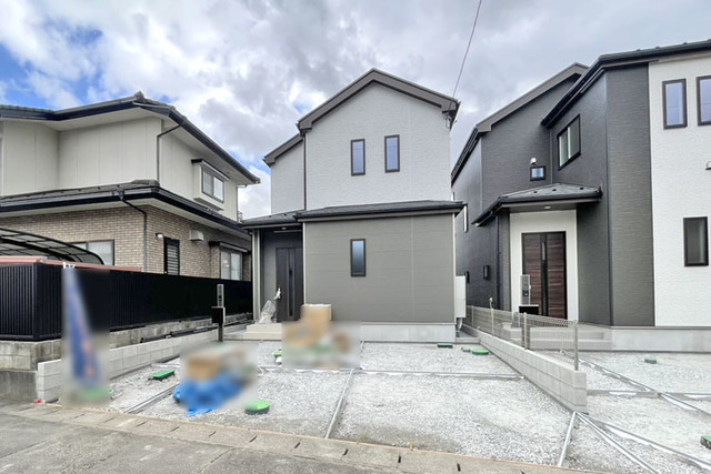 ゆったり並列駐車2台OK♪プライバシーを守れる裏庭付き！現地（2026年10月）撮影