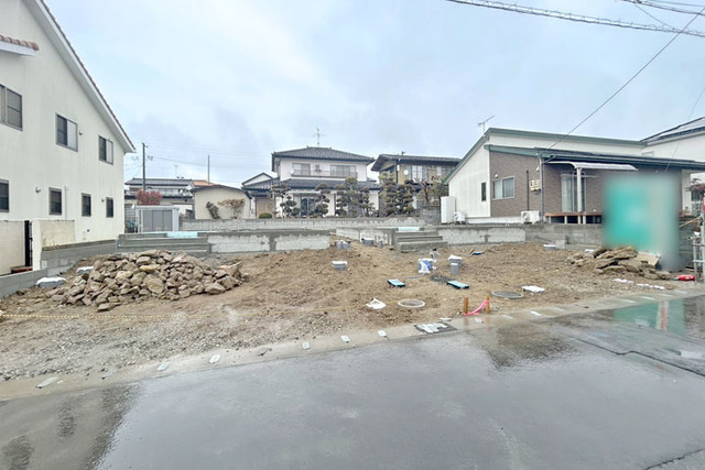 ご夫婦でのお車所有も可能な並列駐車2台♪開閉の楽々な電子キーを採用！現地（2026年2月）撮影