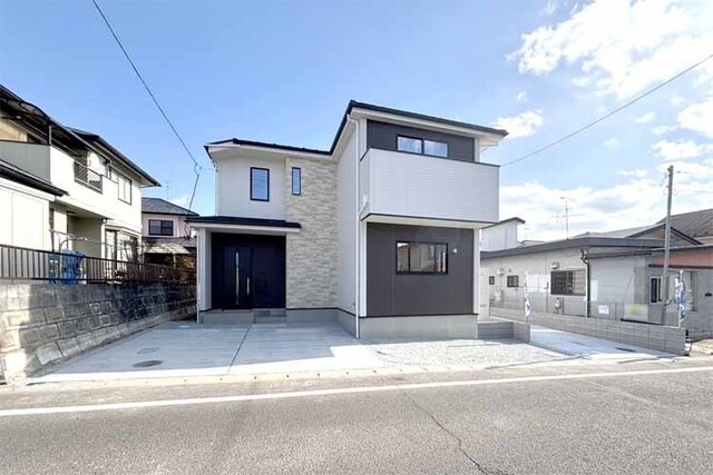 （現地写真）並列2台駐車OK！前面道路広く開放的！