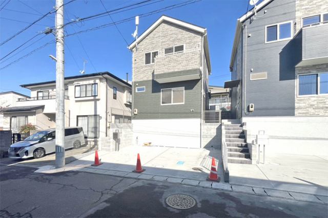 並列駐車2台可能♪お車の出し入れもラクラクできちゃいますね♪現地 （2025年11月）撮影