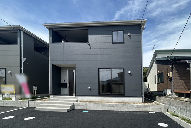 ご夫婦でのお車所有も可能な並列駐車2台♪開閉の楽々な電子キーを採用！現地（2026年6月）撮影