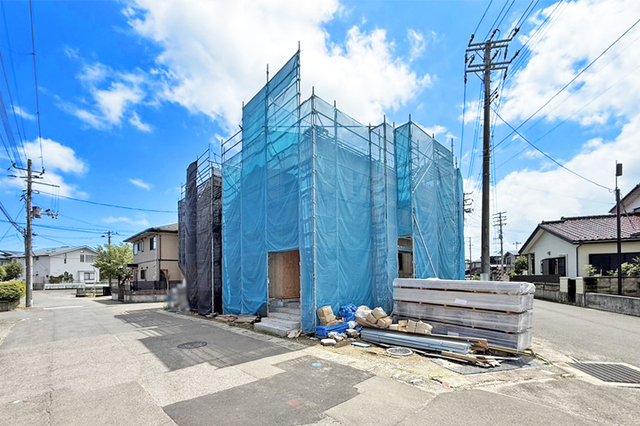開放的な角地！陽当たりはもちろん、隣家との距離感も十分に確保！現地（2026年8月）撮影