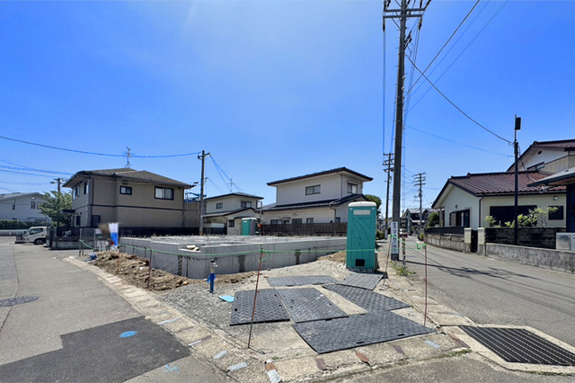 開放的な角地！陽当たりはもちろん、隣家との距離感も十分に確保！現地（2026年6月）撮影