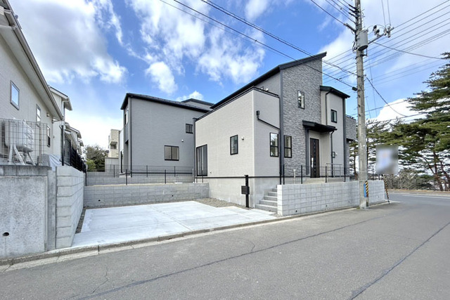 通勤通学にも便利な近隣バス停徒歩1分♪安心の長期優良認定住宅！現地（2026年3月）撮影