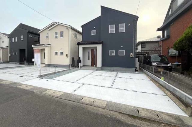 駐車並列3台OK！気軽にお友達を招待出来ますね♪現地（2025年11月）撮影