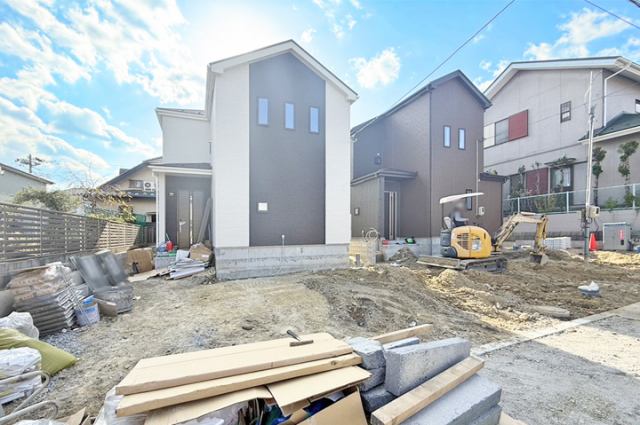 キッチン後ろに続く脱衣所！お子様の入浴もスムーズに！現地（2025年11月）撮影