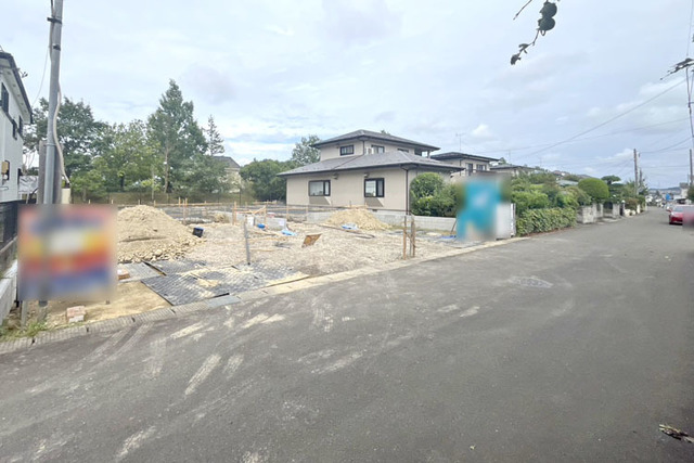 並列駐車ゆったり2台以上OK♪明るい南面道路で日当たりもGOOD！現地（2026年9月）撮影
