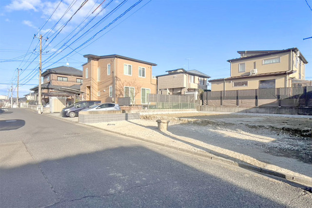 お車好きの方にも嬉しい並列駐車4台！駐車のしやすい前面道路6m以上♪現地（2026年2月）撮影