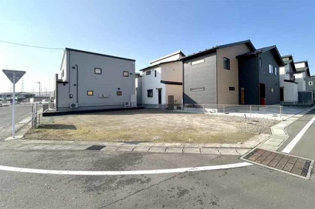 （現地写真）角地で開放的！お好きなメーカーで理想のマイホーム♪