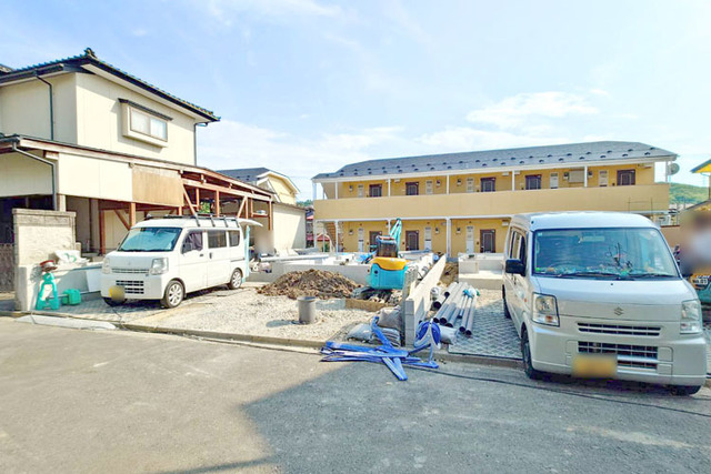 ご夫婦でのお車所有も可能な並列駐車2台OK♪近隣バス停徒歩4分！現地（2026年6月）撮影