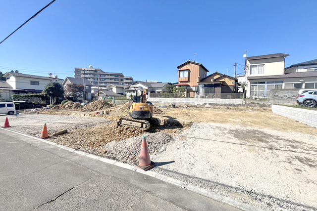 嬉しい並列駐車2台OK♪ご夫婦でのお車所有も可能です！現地（2026年10月）撮影