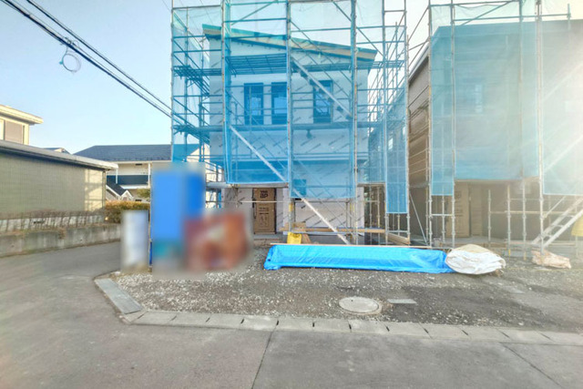 通学も安心な小学校まで徒歩6分！近隣バス停まで徒歩2分♪現地（2026年2月）撮影