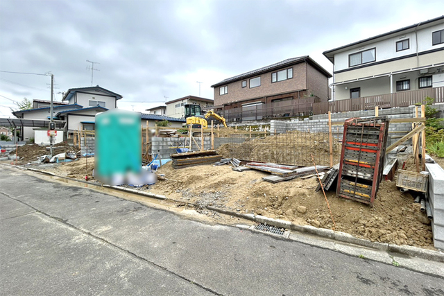 （現地外観）前面道路広く開放的！