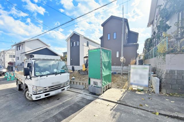 小学校・銀行・コンビニまで徒歩9分内！お子様に負担ない通学距離！現地（2025年11月）撮影