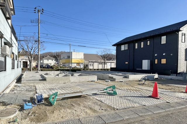 ゆったりと並列で駐車2台可能♪居室も全室6帖以上と開放的な造り！現地（2025年12月）撮影