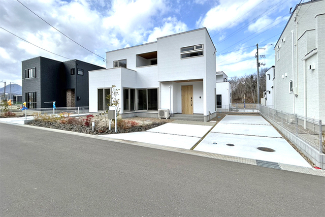 （現地写真）前面道路広く駐車ラクラク！