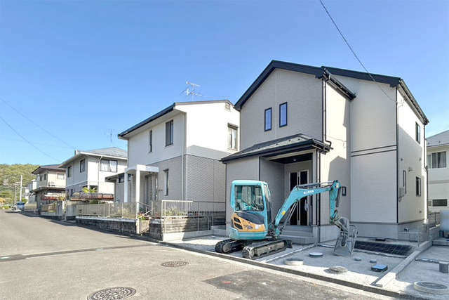 お買い物施設や学習施設が充実通勤通学にも便利な近隣バス停徒歩2分現地（2026年4月）撮影