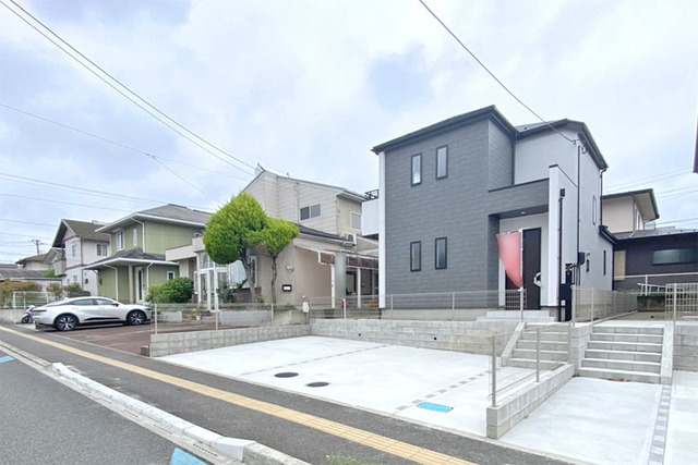 通学も安心の小中学校徒歩4分！お手入れのしやすいコンパクトなお庭完備♪現地（2026年6月）撮影