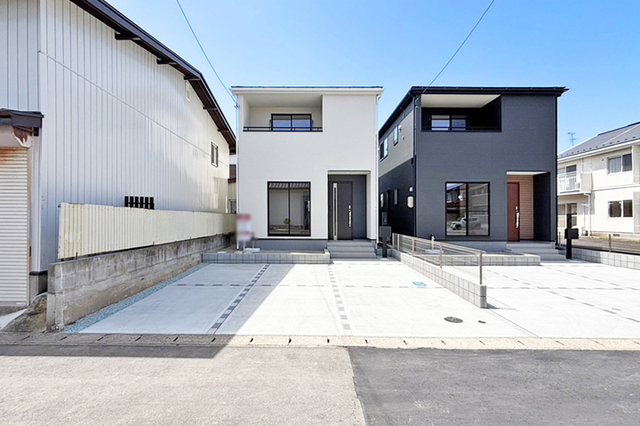 駐車並列2台OK！前面道もゆとりある6ｍ！現地（2026年4月）撮影