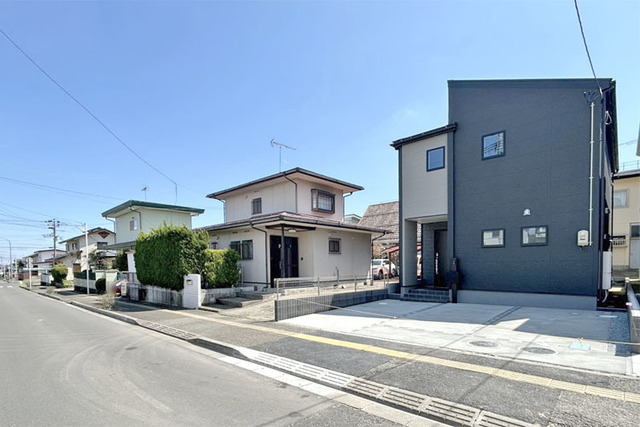 最大並列駐車3台可能！通勤通学時も安心な歩道が整備された前面道路♪現地（2026年4月）撮影