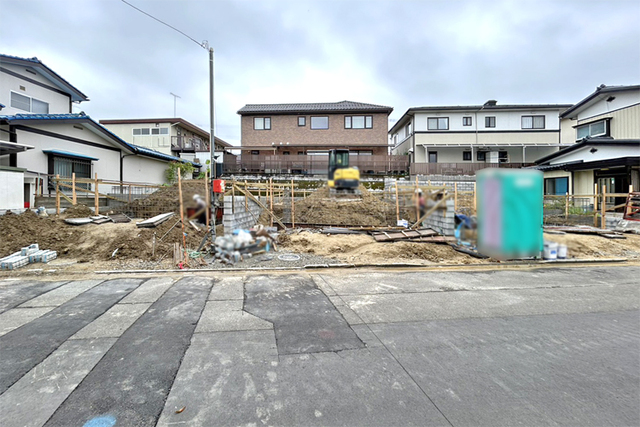 （現地外観）前面道路広く開放的！