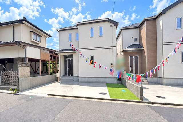 ご夫婦でのお車所有も可能な並列駐車2台OK♪近隣バス停徒歩4分！現地（2026年9月）撮影